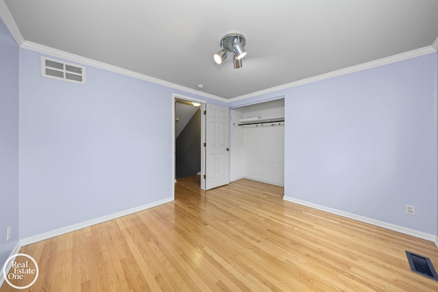 870 Crescent Ln, Grosse Pointe Woods, MI 48236 - unfurnished bedroom with crown molding, light wood-style floors, and a closet