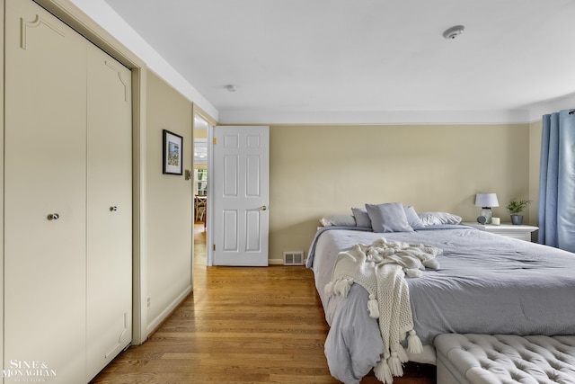 1344 Torrey Rd, Grosse Pointe Woods, MI 48236 - bedroom featuring light wood-style flooring and baseboards