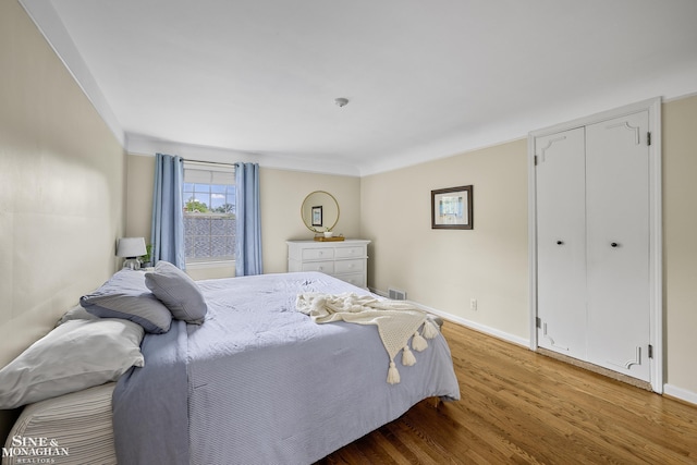 1344 Torrey Rd, Grosse Pointe Woods, MI 48236 - bedroom with wood finished floors, ornamental molding, and a closet