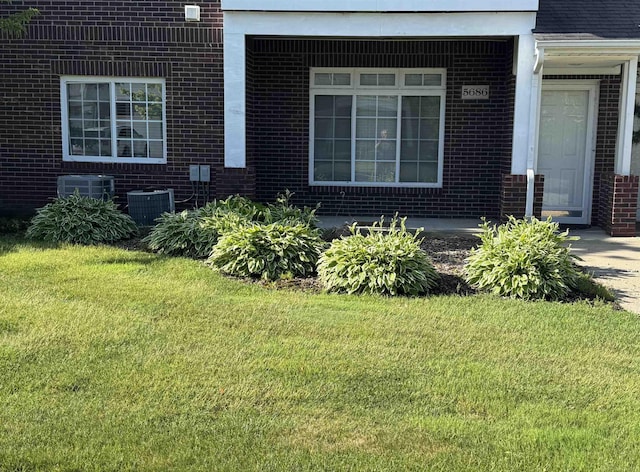 5686 Acorn Ln, Sterling Heights, MI 48314 - entrance to property with brick siding and a yard