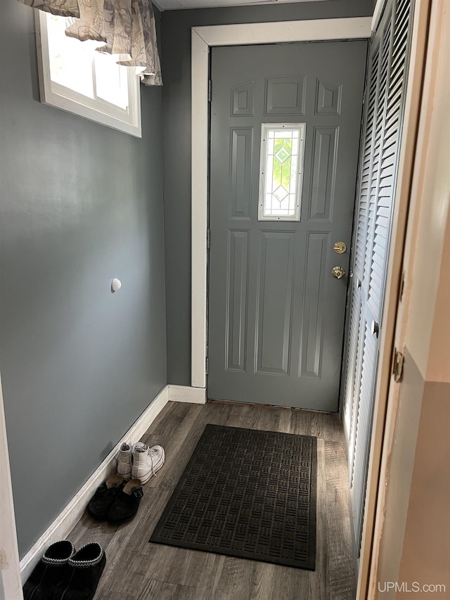 608 W Onota St, Munising, MI 49862 - entrance foyer with wood finished floors and baseboards