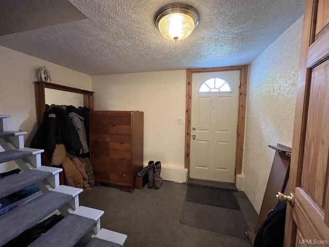 608 W Onota St, Munising, MI 49862 - foyer featuring a textured ceiling, a textured wall, and carpet