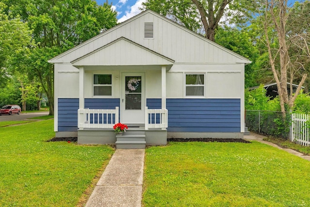 1404 Pine St, Port Huron, MI 48060 - bungalow-style house featuring covered porch