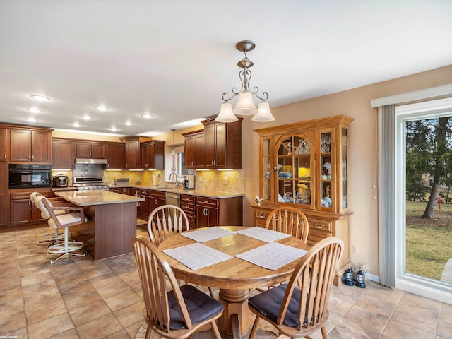 1008 Hidden Ln, Rochester Hills, MI 48309 - dining space with recessed lighting