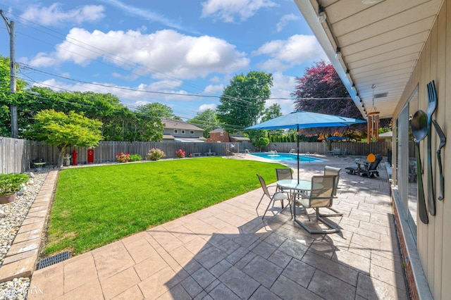 528 Hidden Ln, Grosse Pointe Woods, MI 48236 - fenced backyard with a patio area and outdoor dining area