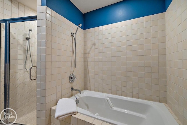 5350 Brewster Rd, Oakland Twp, MI 48306 - bathroom with tiled shower / bath
