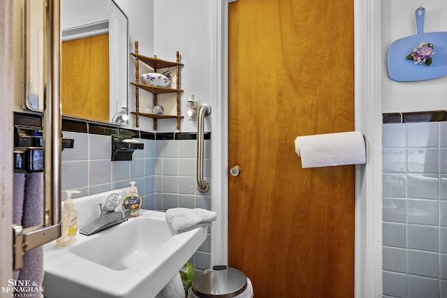 22565 Ardmore Park Dr, Saint Clair Shores, MI 48081 - bathroom with tile walls and decorative backsplash