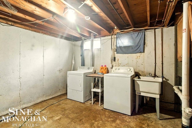 3032 24th St, Port Huron, MI 48060 - laundry room with washing machine and dryer