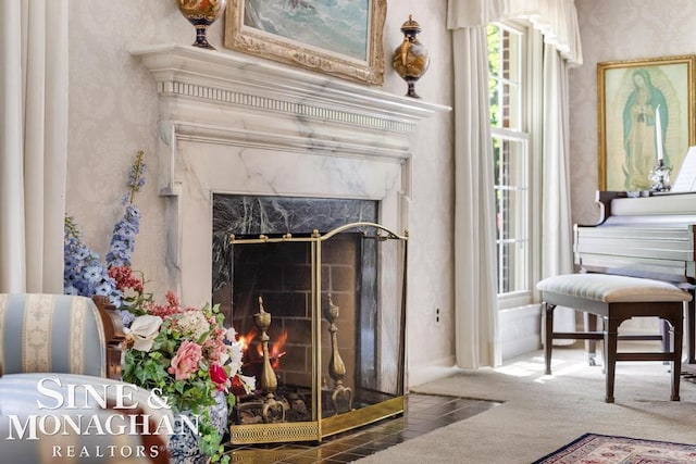 28 Hampton Rd, Grosse Pointe Shores, MI 48236 - dining area view of a fireplace