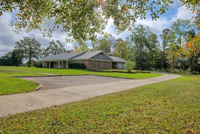 view of property's community featuring a yard