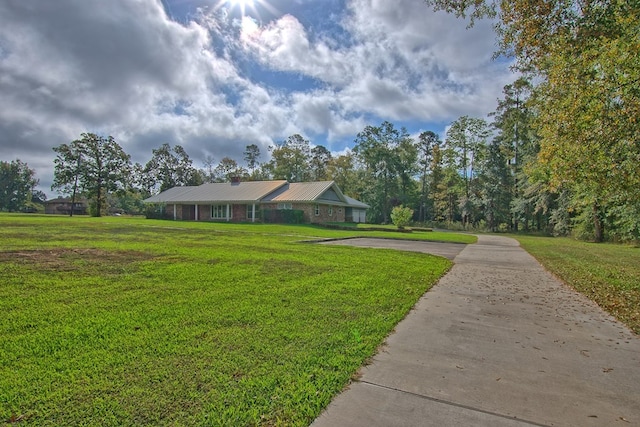 view of front facade featuring a front lawn