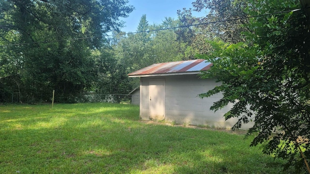 view of yard featuring a shed