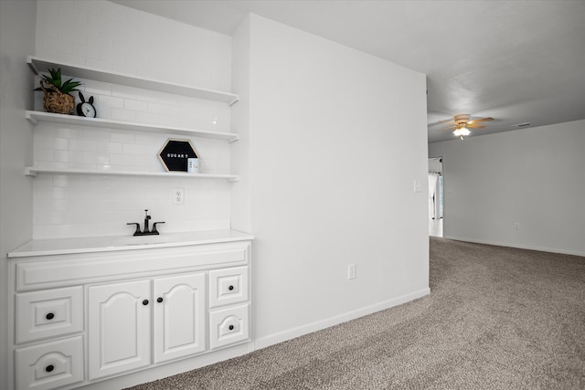 463 Allen Dr, Pollok, TX 75969 - bar area featuring carpet, ceiling fan, and tasteful backsplash