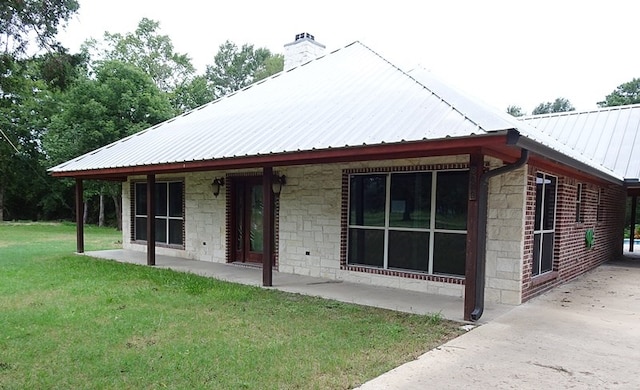 back of house featuring a lawn