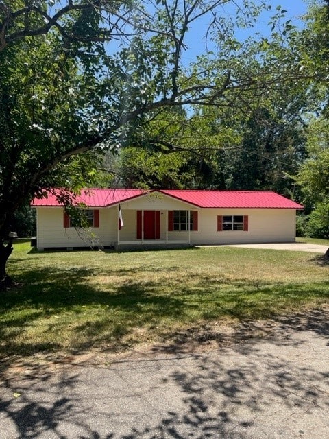 view of front facade featuring a front yard