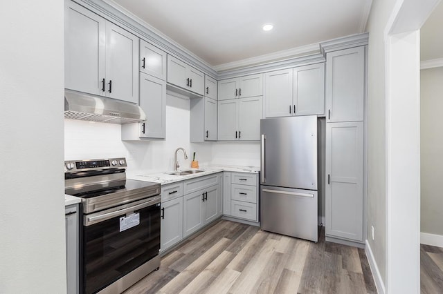 121 Kerr Ave, Lufkin, TX 75904 - kitchen featuring stainless steel appliances, under cabinet range hood, gray cabinets, a sink, and light wood-type flooring