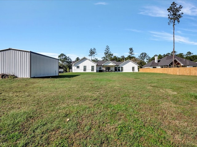 view of yard with an outbuilding