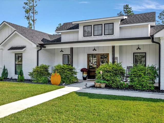 view of front of property featuring a front lawn and covered porch