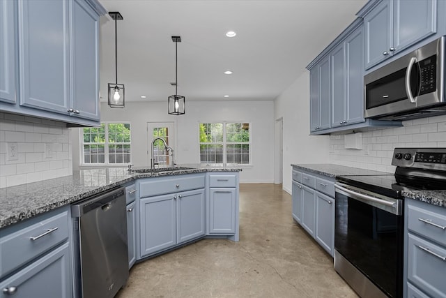 174 Cedar Hill Loop, Lufkin, TX 75904 - kitchen with stainless steel appliances, concrete floors, a sink, recessed lighting, and a peninsula