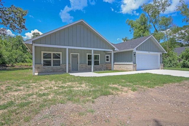 craftsman house with a front lawn, a porch, and a garage