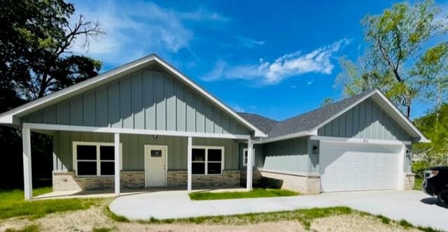 craftsman house featuring a porch and a garage