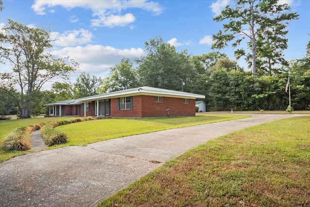 ranch-style home featuring a front lawn