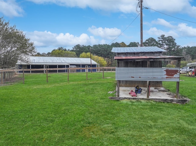 view of yard featuring an outbuilding