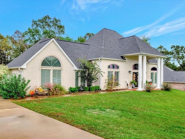 view of front of property featuring a front lawn