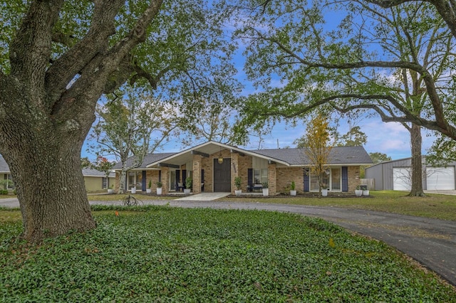 ranch-style home featuring a front lawn and a garage