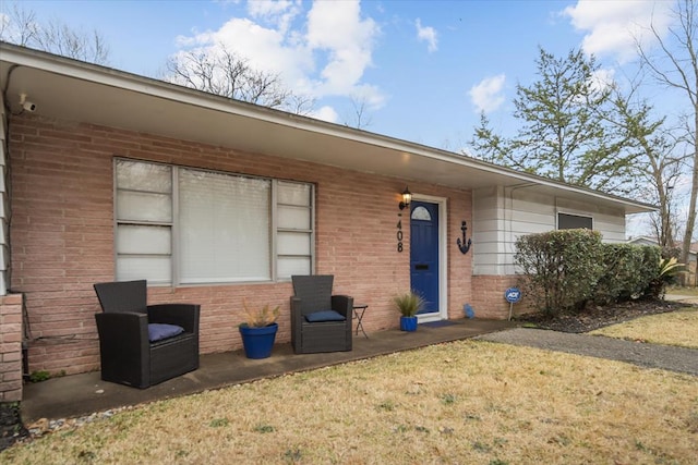 view of front of house with a front lawn