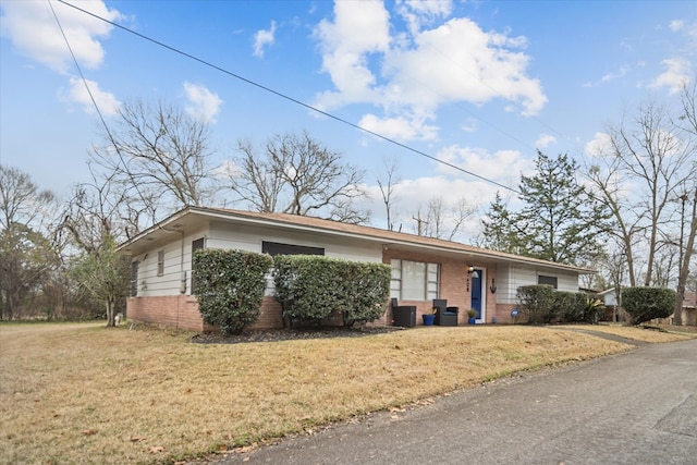 ranch-style home featuring a front lawn