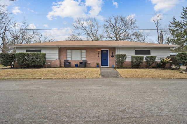 single story home with a front yard