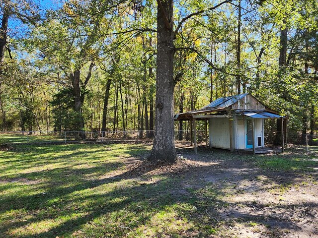 view of yard with a storage unit