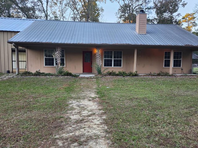 view of front facade featuring a front yard