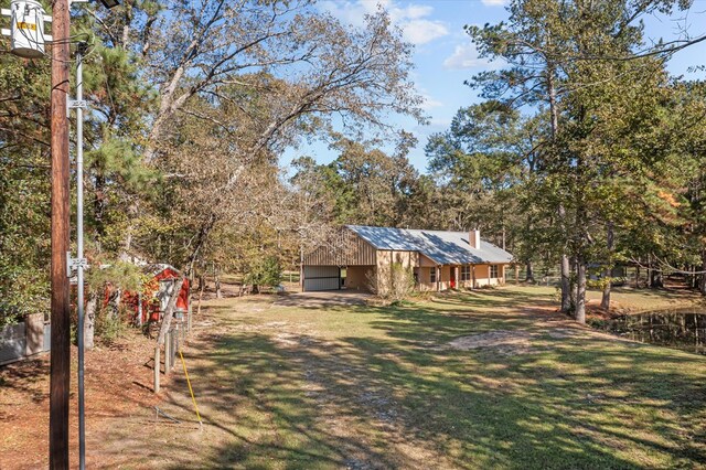 view of yard with an outdoor structure