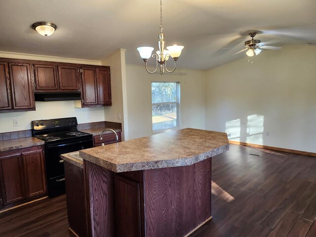 kitchen with ceiling fan with notable chandelier, black range with electric cooktop, dark wood-type flooring, pendant lighting, and a center island with sink