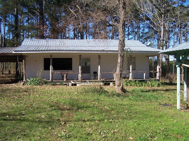 view of front of house featuring a front lawn