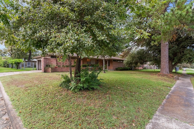 view of front facade with a front yard