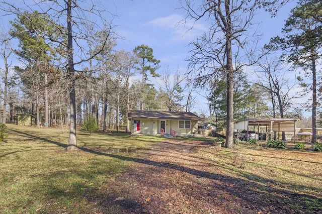 view of front of property featuring covered porch, a front lawn, and a carport