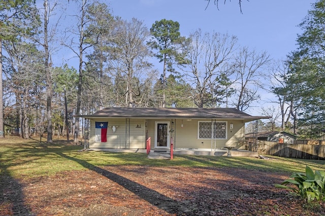 view of front of home featuring a front lawn