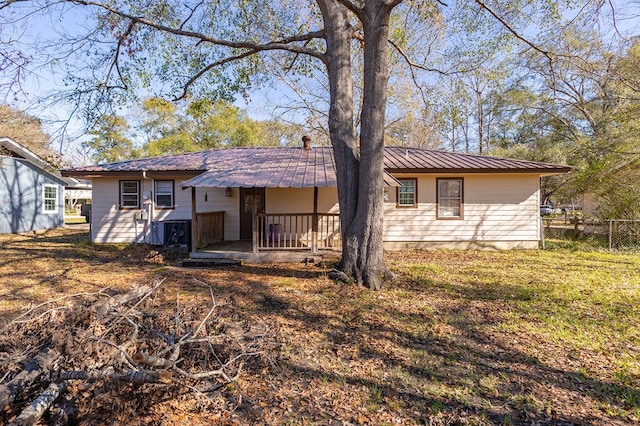 view of front facade featuring covered porch and a front yard