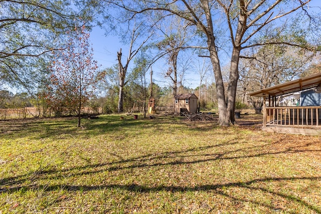 view of yard with a shed