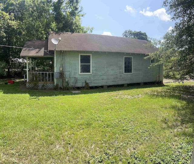 back of house featuring a yard