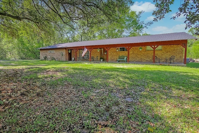 view of front facade with a front yard