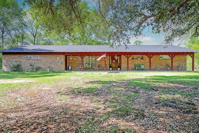 view of front facade with a front yard