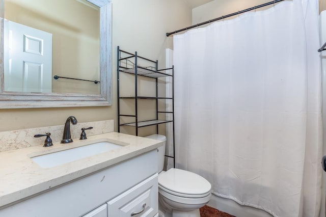 bathroom featuring a shower with shower curtain, vanity, and toilet