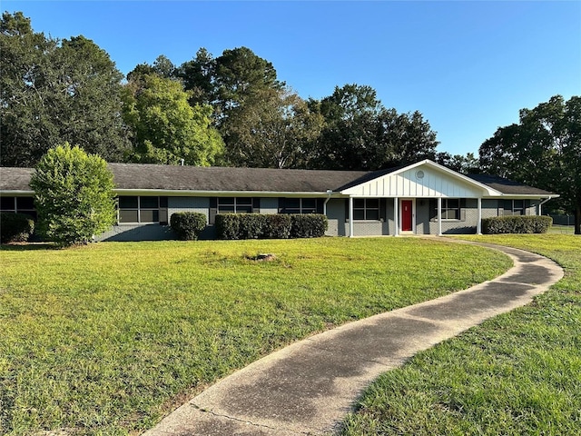 single story home with a front lawn