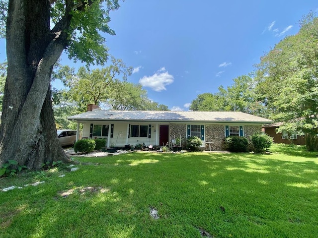 ranch-style home with a front yard