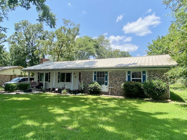 ranch-style home featuring a front lawn