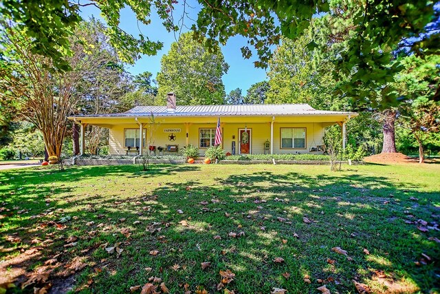 view of front of house featuring a porch and a front yard